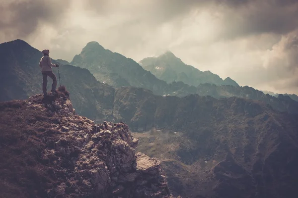 Bir dağın tepesinde kadın uzun yürüyüşe çıkan kimse — Stok fotoğraf