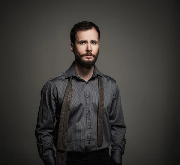 Homem bonito com barba e gravata — Fotografia de Stock