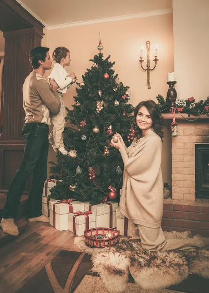 Felice famiglia decorazione albero di Natale — Foto Stock