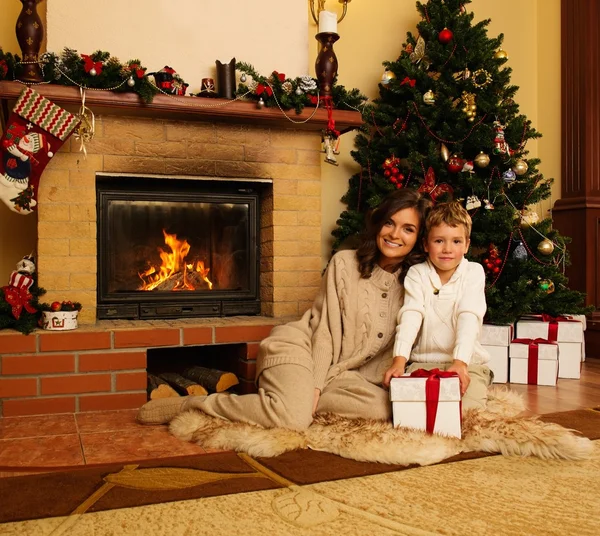 Feliz madre con su hijo en Navidad decorado interior de la casa — Foto de Stock