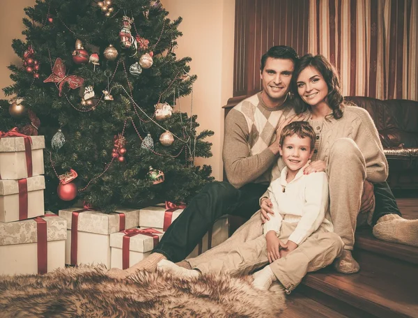 Família feliz perto da árvore de Natal no interior da casa — Fotografia de Stock