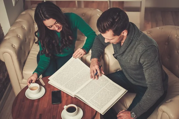 Young couple drinking coffee during discussion — Stock Photo, Image