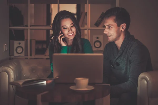 Pareja joven detrás de la computadora portátil discutir algo —  Fotos de Stock