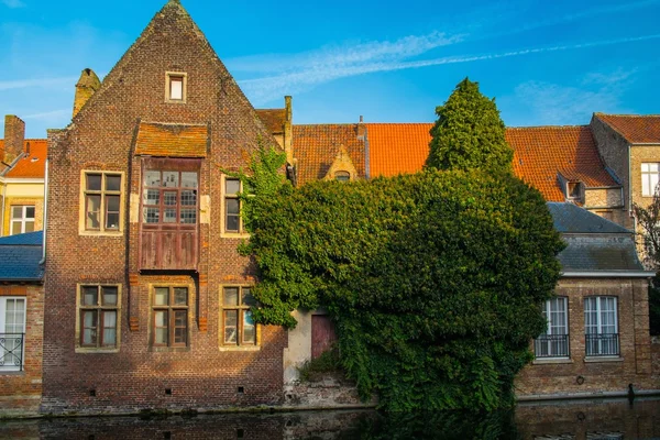 Huizen langs kanaal in Brugge, België — Stockfoto