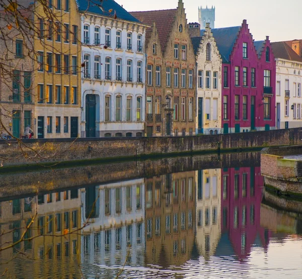 Rumah sepanjang kanal di Bruges, Belgia — Stok Foto