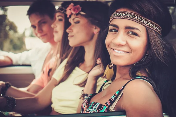 Multi-étnicos amigos hippies con la guitarra en un viaje por carretera — Foto de Stock