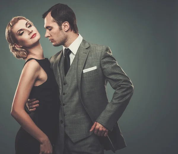 Välklädda retro par på grå bakgrund — Stockfoto