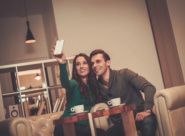 Casal jovem tomando selfie — Fotografia de Stock