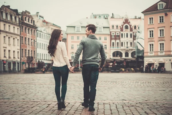 Parejas jóvenes en la vieja ciudad europea — Foto de Stock