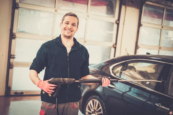 Gelukkig werknemer op een auto wassen — Stockfoto