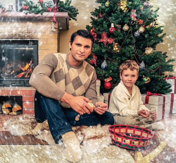Lycklig familj nära julgran i hus inredning — Stockfoto