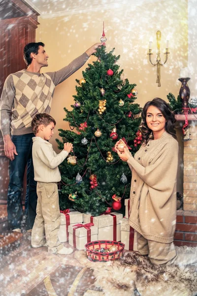 Família feliz perto da árvore de Natal no interior da casa — Fotografia de Stock
