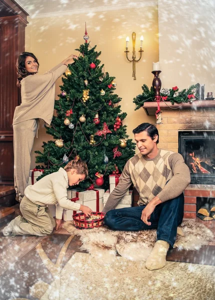 Lycklig familj nära julgran i hus inredning — Stockfoto