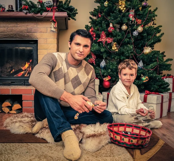 Glückliche Familie in der Nähe von Weihnachtsbaum im Haus — Stockfoto