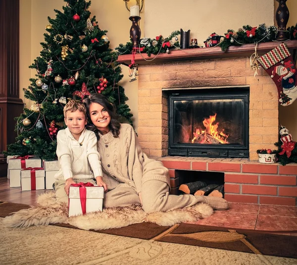 Ευτυχισμένη οικογένεια κοντά χριστουγεννιάτικο δέντρο στο σπίτι εσωτερικό — Φωτογραφία Αρχείου