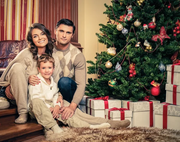 Lycklig familj nära julgran i hus inredning — Stockfoto