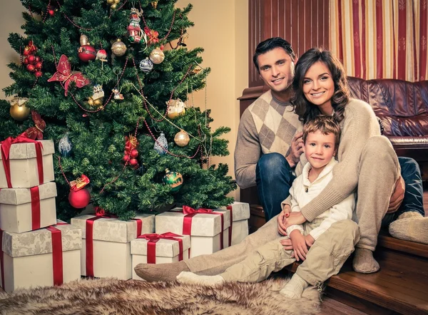 Glückliche Familie in der Nähe von Weihnachtsbaum im Haus — Stockfoto