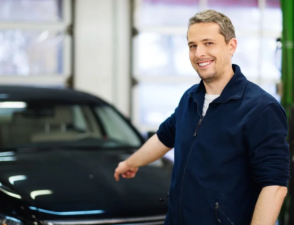 Hombre alegre en un lavado de coches — Foto de Stock