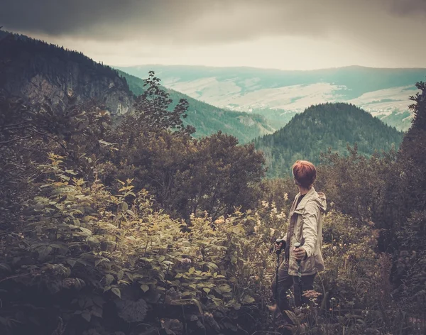 Mujer con equipo de senderismo caminando en el bosque de montaña —  Fotos de Stock