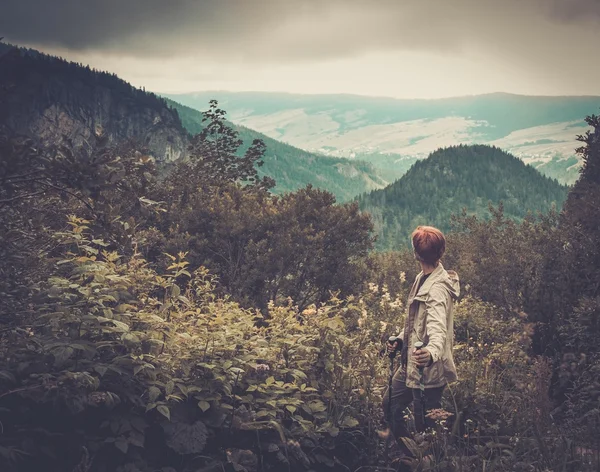 Mulher com equipamento de caminhadas andando na floresta de montanha — Fotografia de Stock