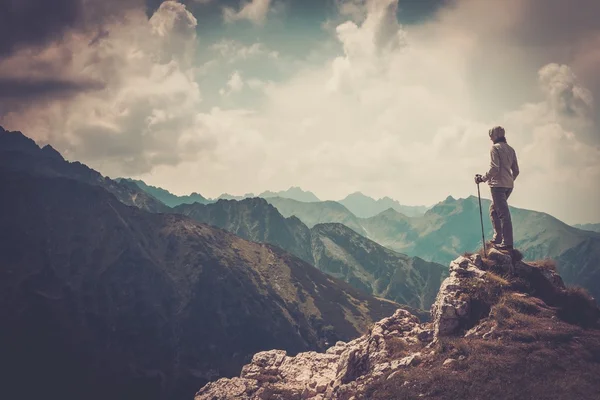 Escursionista donna sulla cima di una montagna — Foto Stock