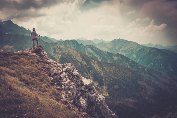 Caminhante mulher em um topo de uma montanha — Fotografia de Stock