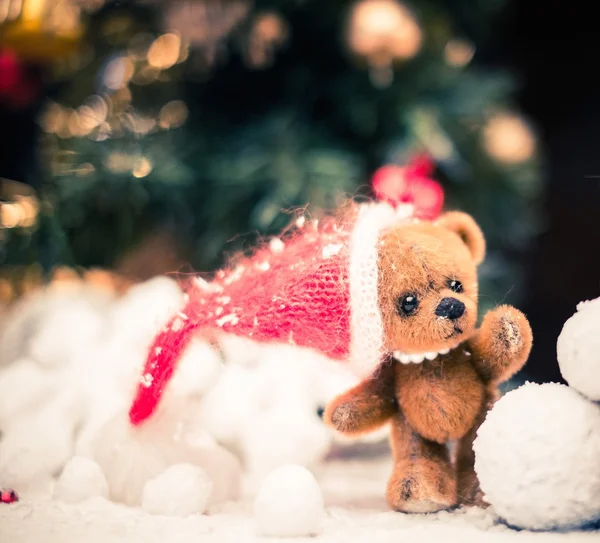 Piccolo orso giocattolo che fa pupazzo di neve a Natale still life — Foto Stock