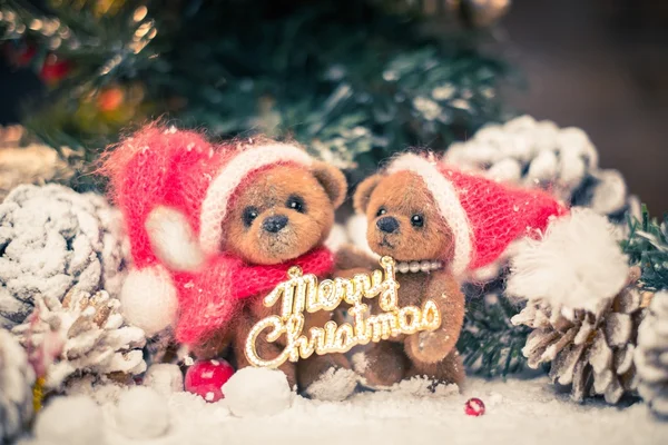 Маленькие игрушки медведи держат весёлый рождественский знак в зимние праздники натюрморт — стоковое фото