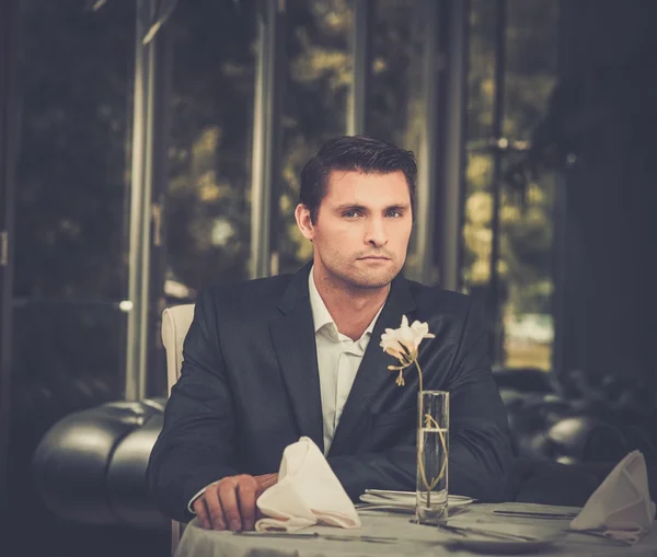 Hombre guapo con chaqueta esperando a alguien en el restaurante —  Fotos de Stock