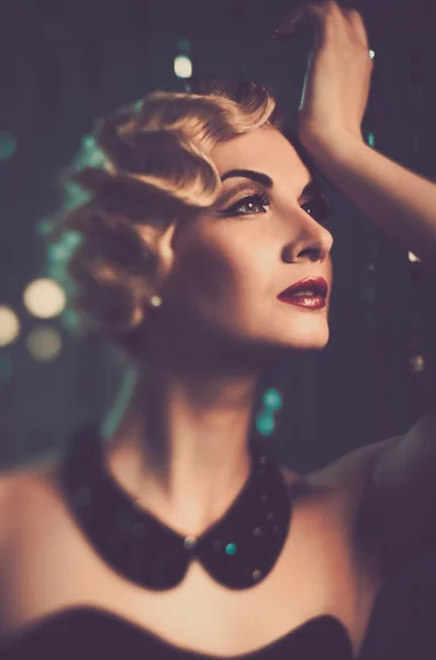 Elegant blond retro woman in veil with beautiful hairdo — Stock Photo, Image