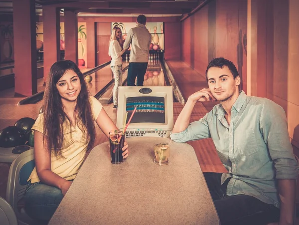 Casal atrás da mesa no clube de boliche — Fotografia de Stock