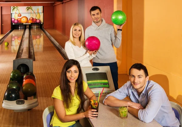 Grupo de jóvenes detrás de la mesa en el club de bolos —  Fotos de Stock