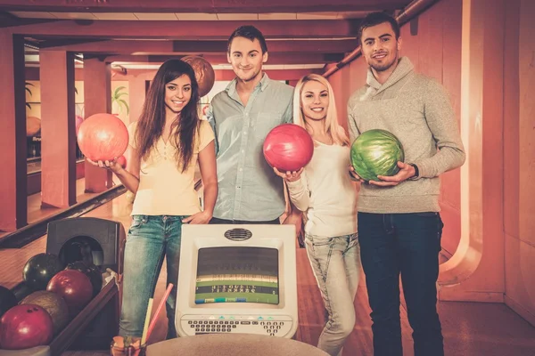 Grupo de jovens em um clube de bowling — Fotografia de Stock