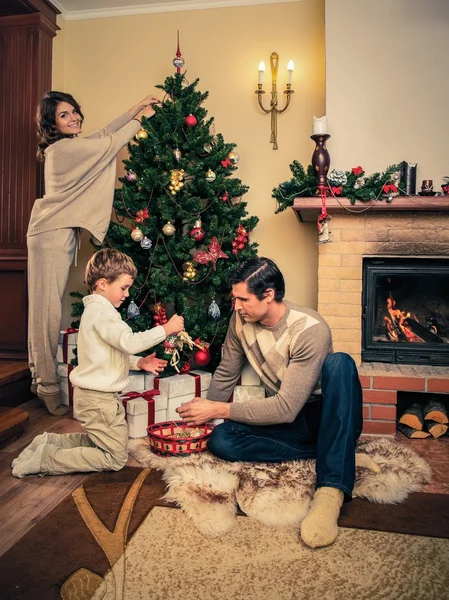装饰圣诞树的快乐家庭 — 图库照片