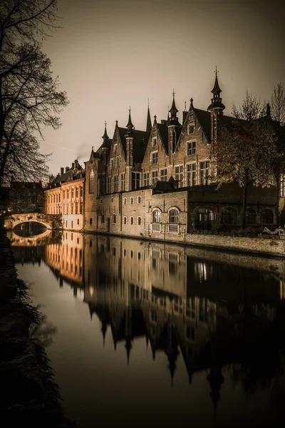 ブルージュ、ベルギーの運河沿いの家 — ストック写真