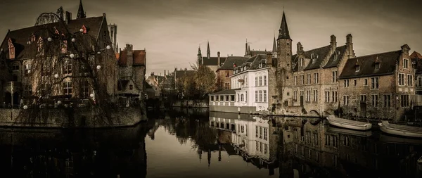 Vista de um cais decorado em Bruges, Bélgica — Fotografia de Stock