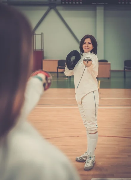 Jonge vrouw schermer en haar trainer — Stockfoto