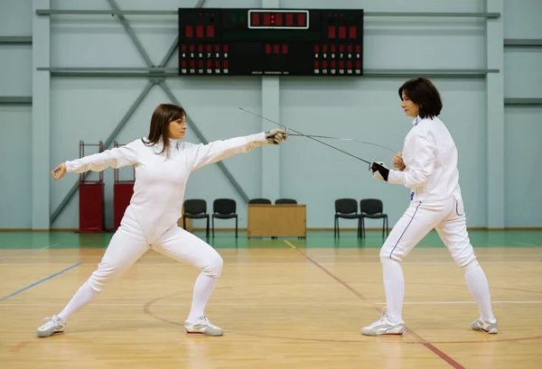 年轻女子击剑手和她的教练 — 图库照片