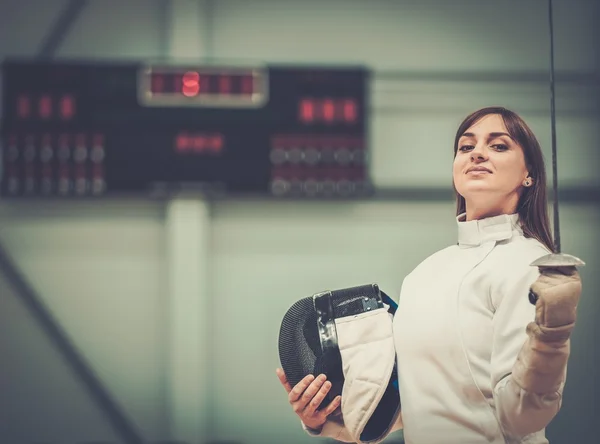 Młoda kobieta szermierz z epee — Zdjęcie stockowe