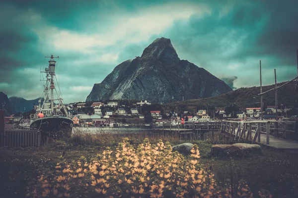 Barco de pesca tradicional en Reine village, Noruega — Foto de Stock