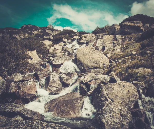 Bach fließt durch Felsen in einem Gebirge — Stockfoto