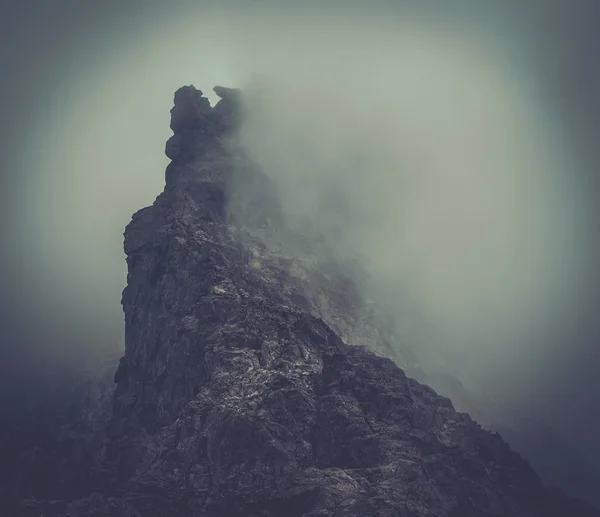 Nevoeiro sobre alto pico de montanha — Fotografia de Stock