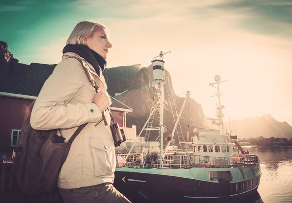 Viaggiatore donna in Reine village, Norvegia — Foto Stock