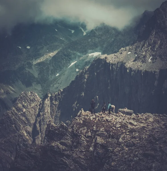 Caminhantes em um topo de uma montanha — Fotografia de Stock