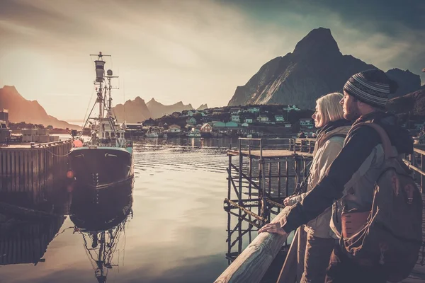 Женщина-путешественница в деревне Рейне, Норвегия — стоковое фото