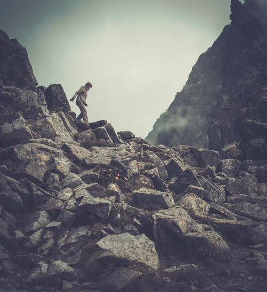 Kvinna vandrare vandring i ett berg — Stockfoto