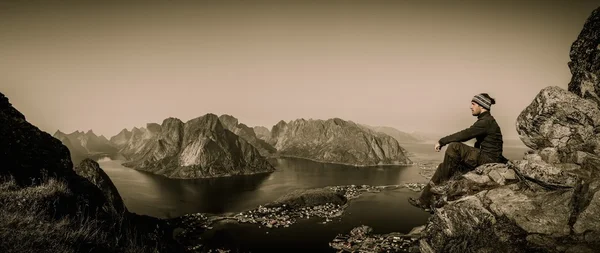 Mężczyzna turysta patrząc na panoramę wsi Reine, Norwegia — Zdjęcie stockowe