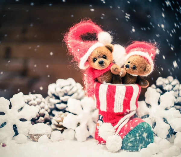 Pequenos ursos de brinquedo fazendo boneco de neve no Natal ainda vida — Fotografia de Stock
