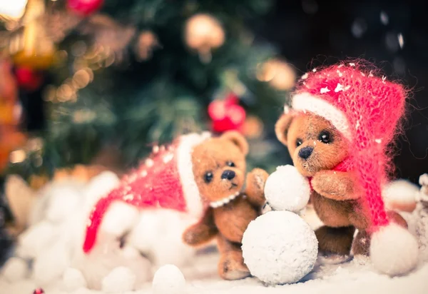Malé medvídků dělat sněhuláka v vánoční zátiší — Stock fotografie