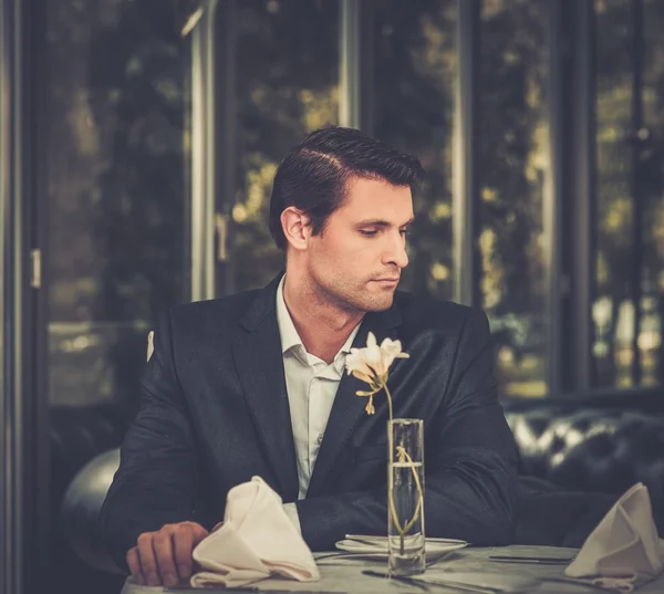 Schöner Mann in Jacke wartet jemand im Restaurant — Stockfoto